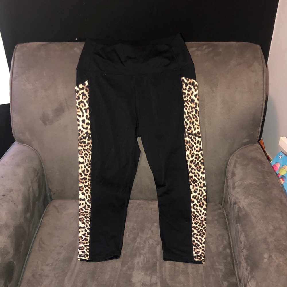 Zyia Capri leggings with pockets